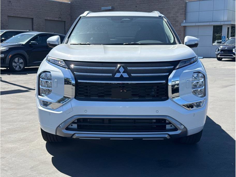 Used 2025 Mitsubishi Outlander SEL image 2