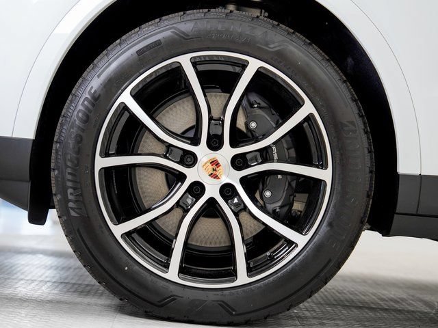 Certified 2025 Porsche Cayenne AWD/4WD image 28