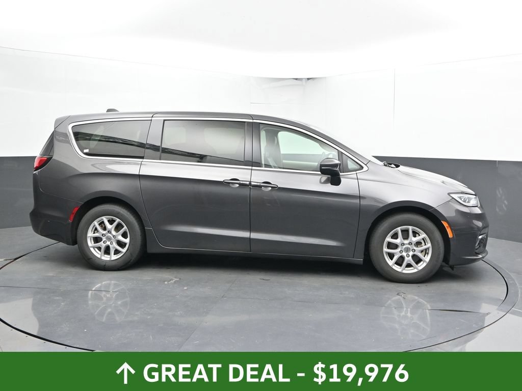 Used 2023 Chrysler Pacifica Touring-L FWD image 5
