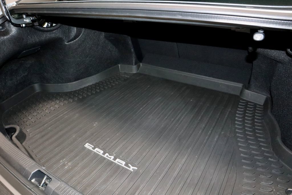 Used 2025 Toyota Camry SE image 12