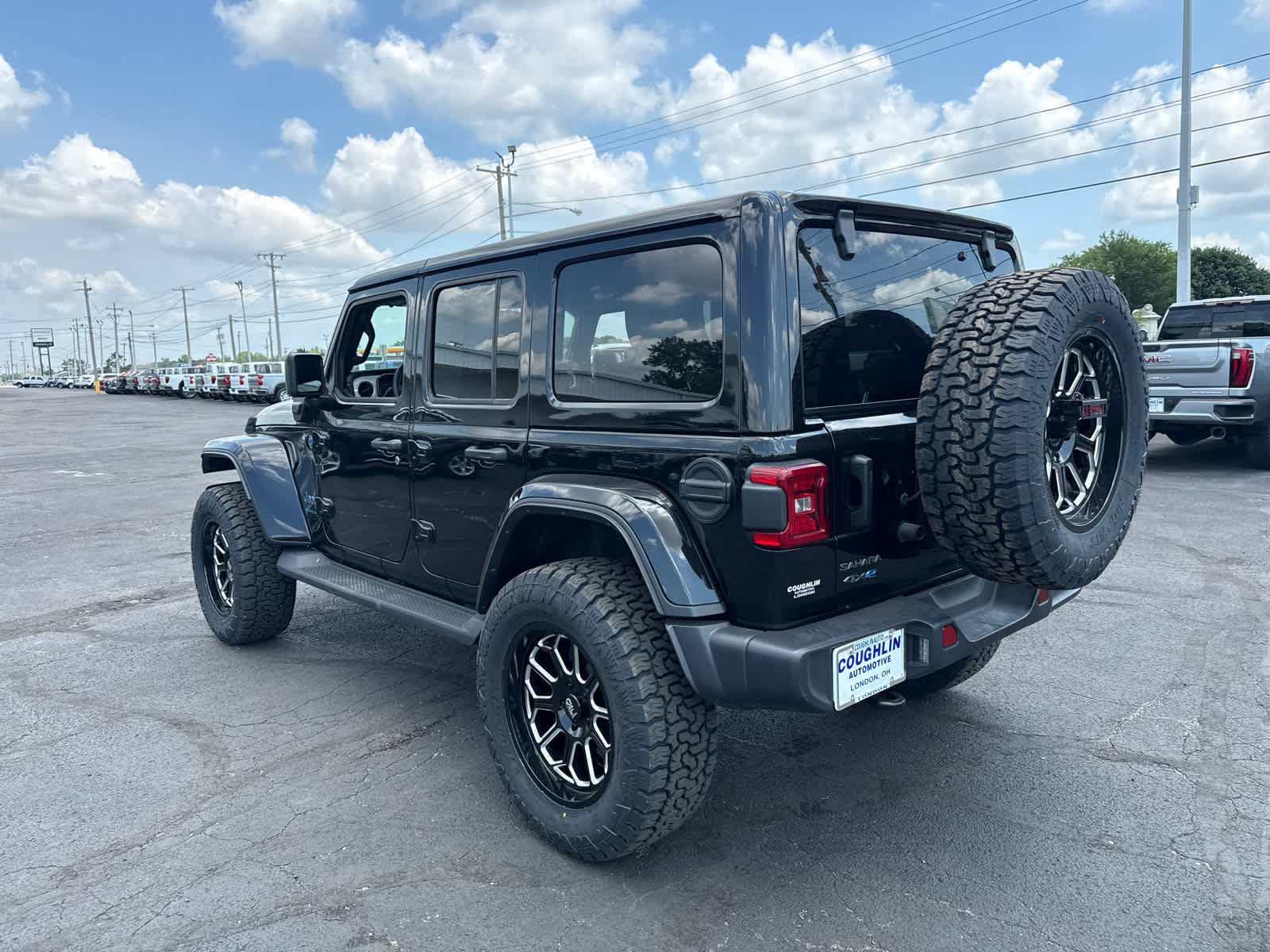 Used 2025 Jeep Wrangler Unlimited Sahara AWD/4WD image 3