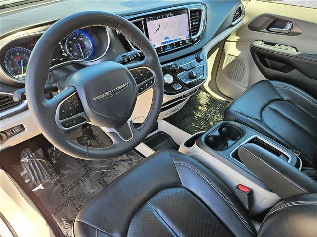 Used 2023 Chrysler Pacifica Touring-L image 14