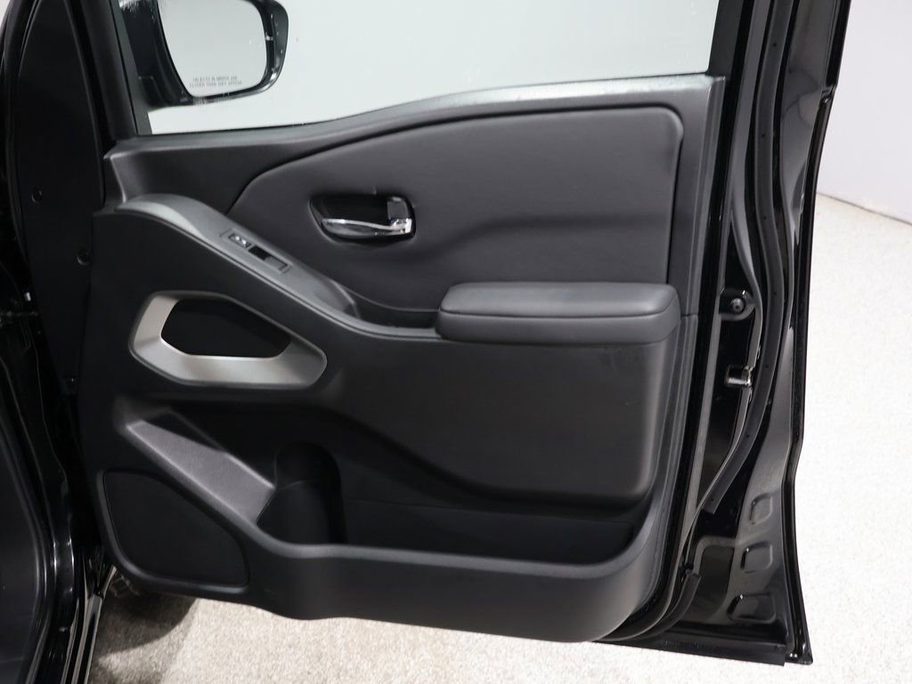 Used 2024 Nissan Frontier SV image 28