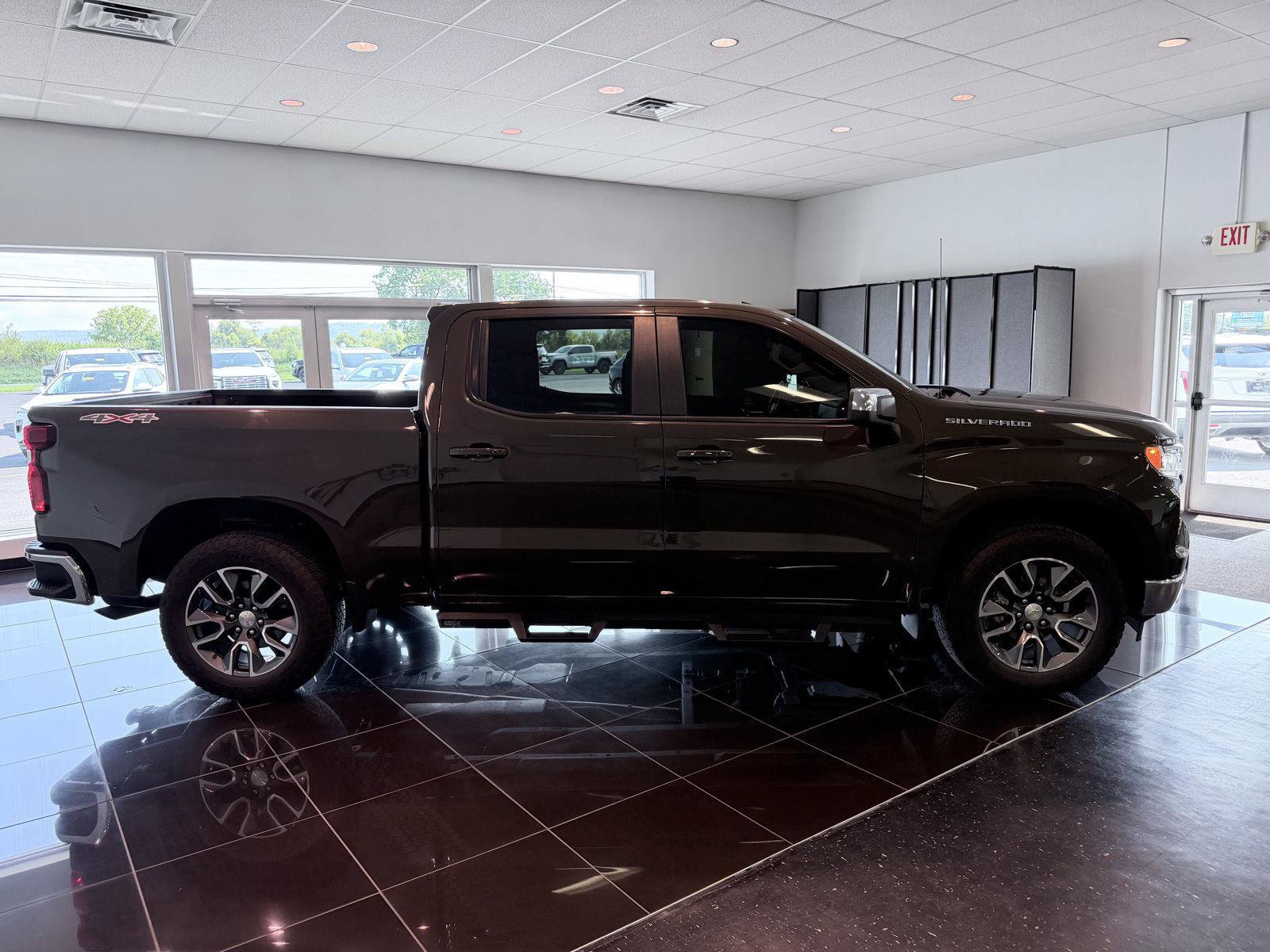 Used 2023 Chevrolet Silverado 1500 LT AWD/4WD image 21