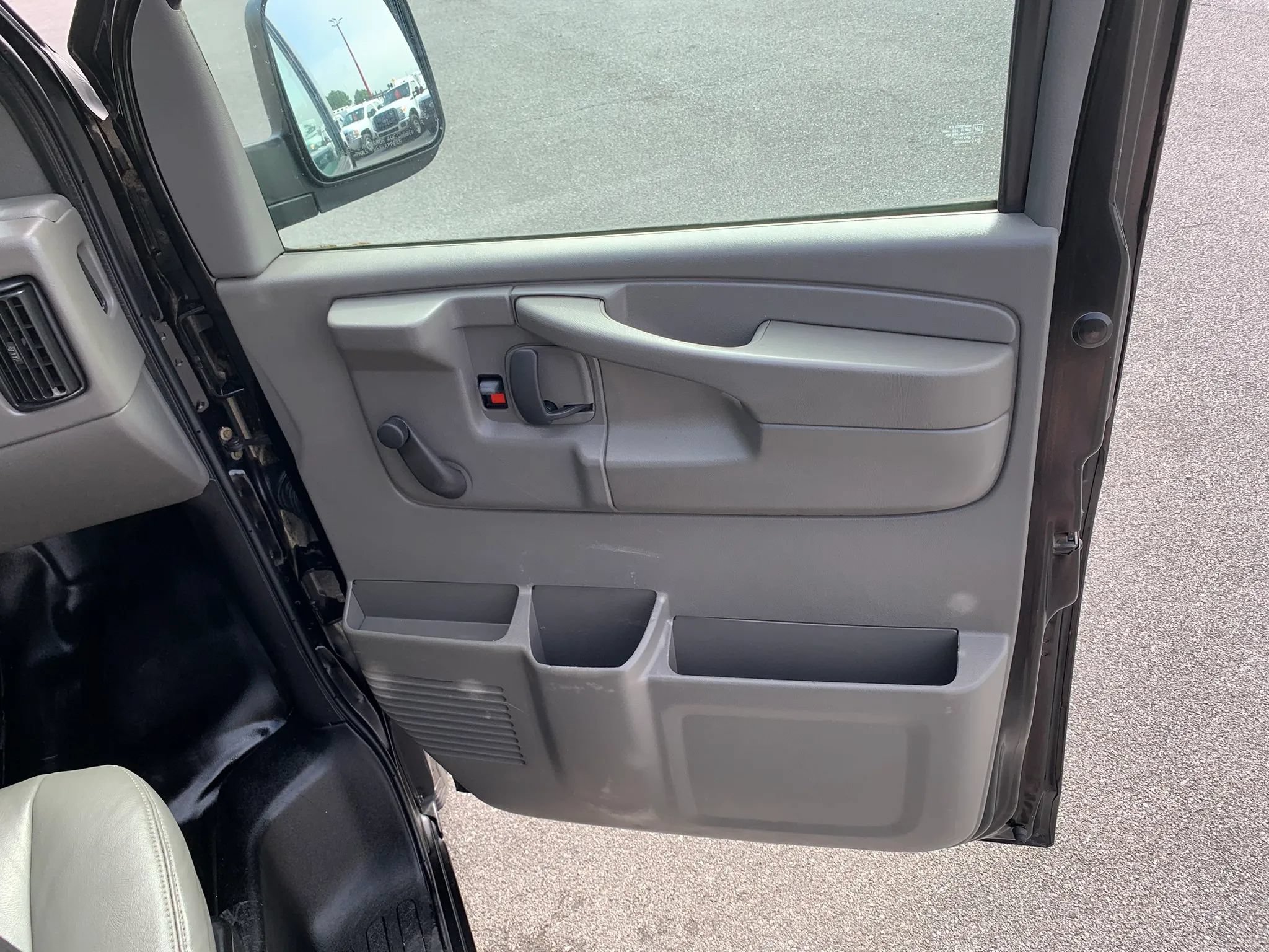 Used 2007 Chevrolet Express 1500 RWD image 17
