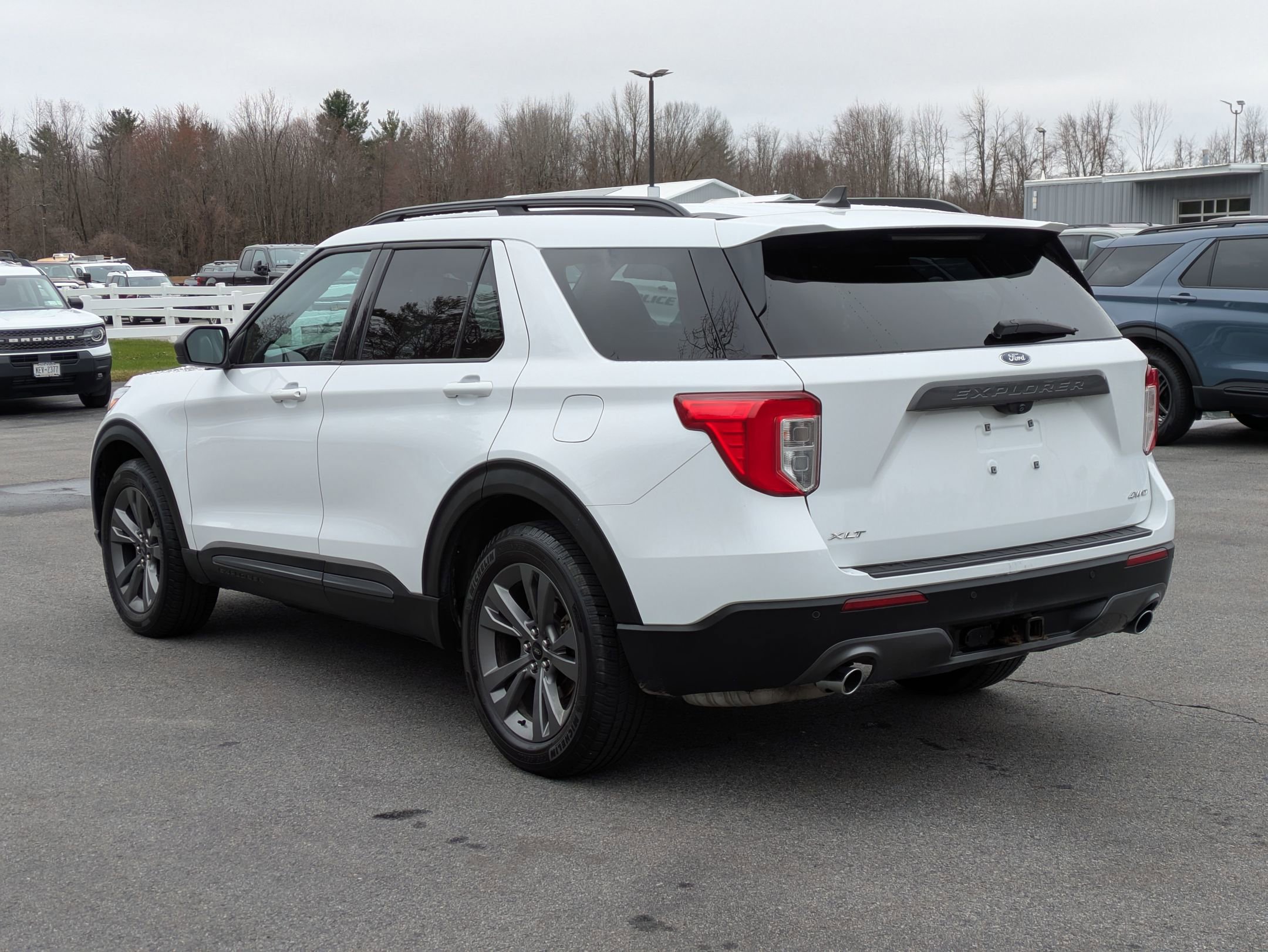 Used 2021 Ford Explorer XLT w/ Equipment Group 202A AWD/4WD image 4