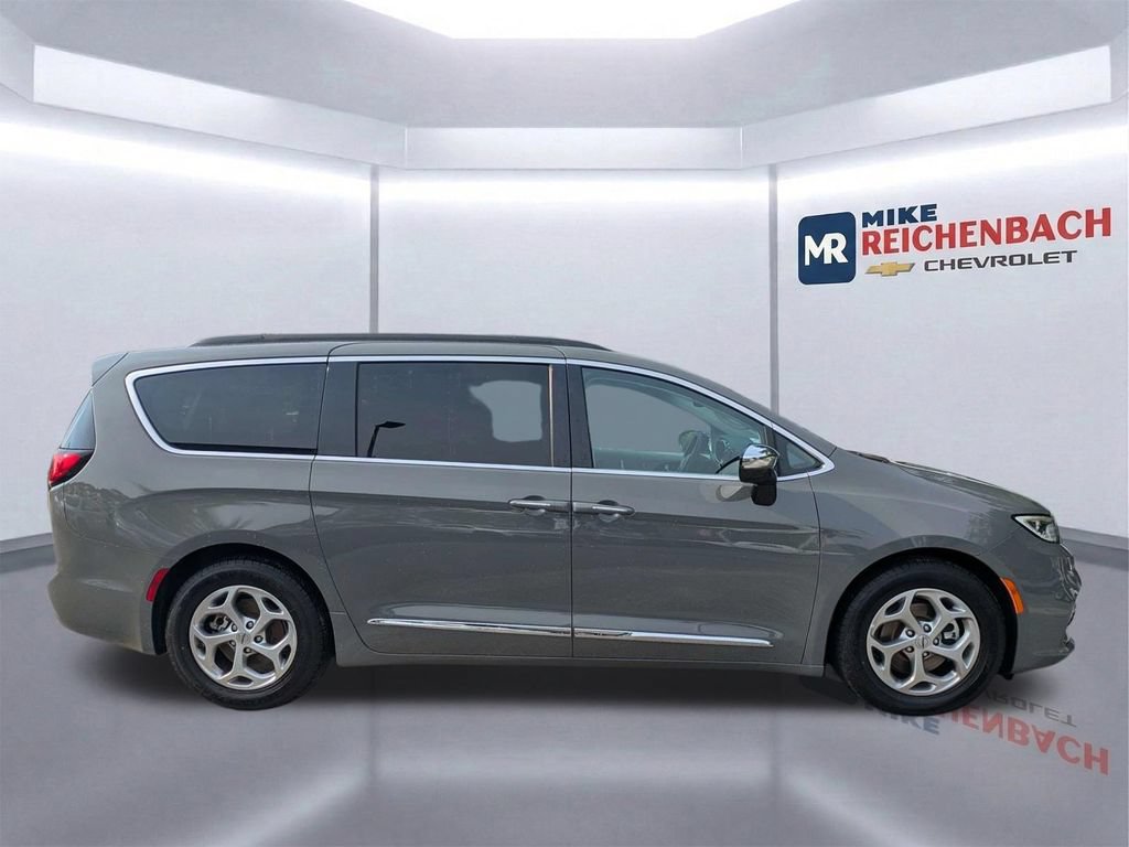 Used 2023 Chrysler Pacifica Limited FWD video 3