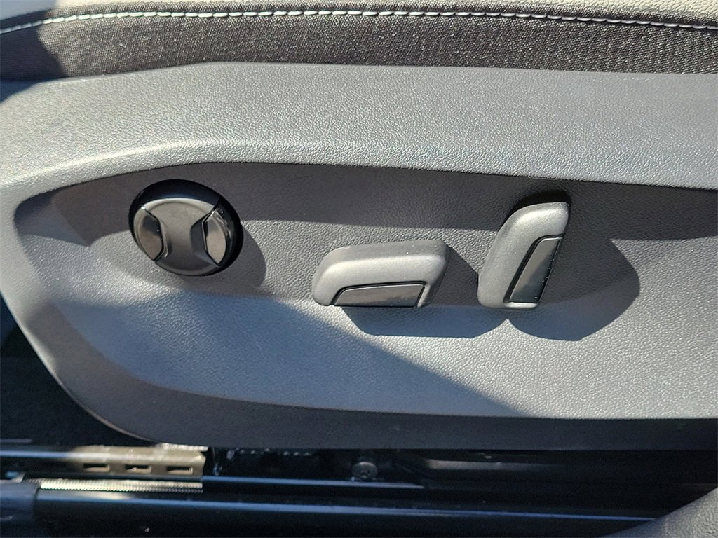 Certified 2025 Volkswagen Taos SE image 19