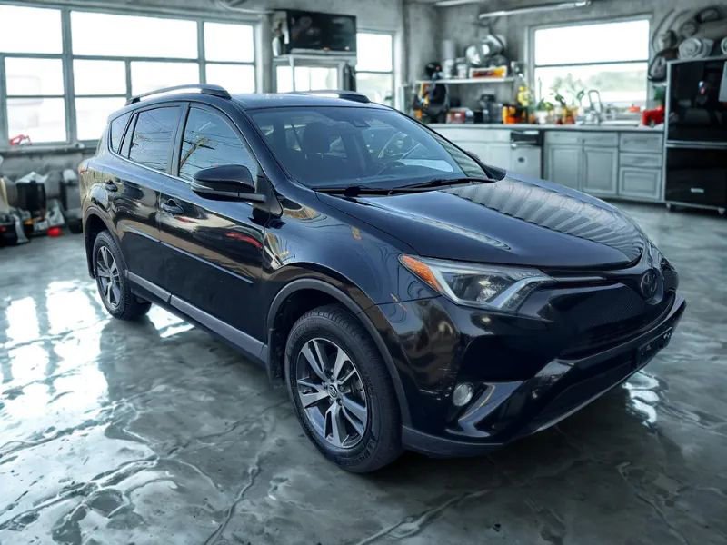 Used 2018 Toyota RAV4 XLE AWD/4WD image 3