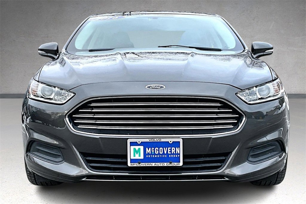 Used 2016 Ford Fusion SE image 2