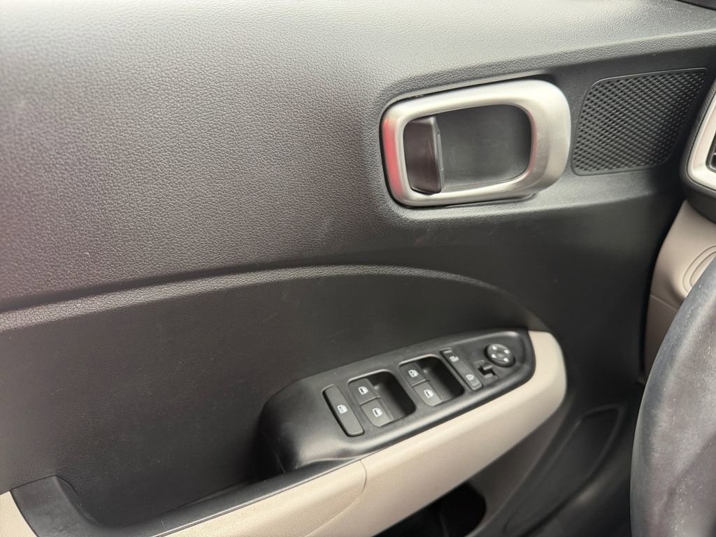 Certified 2022 Hyundai Venue SEL image 17