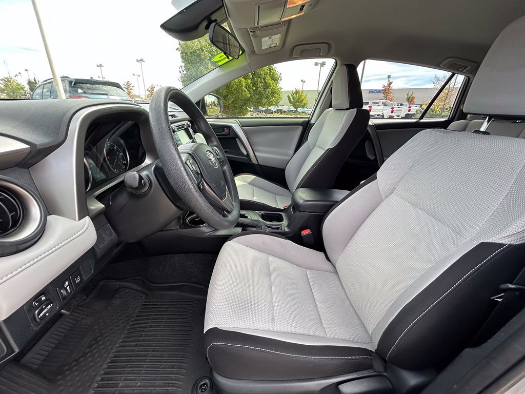 Used 2018 Toyota RAV4 LE AWD/4WD image 13