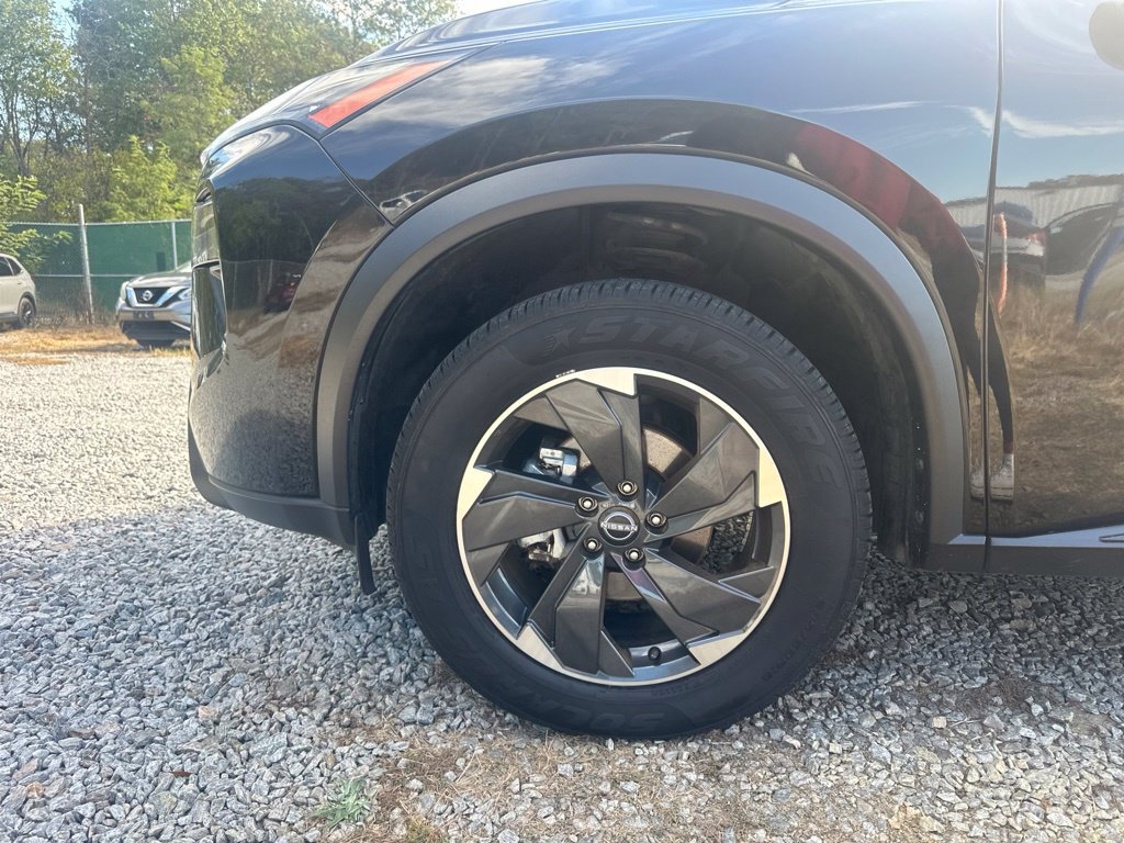 Used 2025 Nissan Rogue SV AWD/4WD image 16