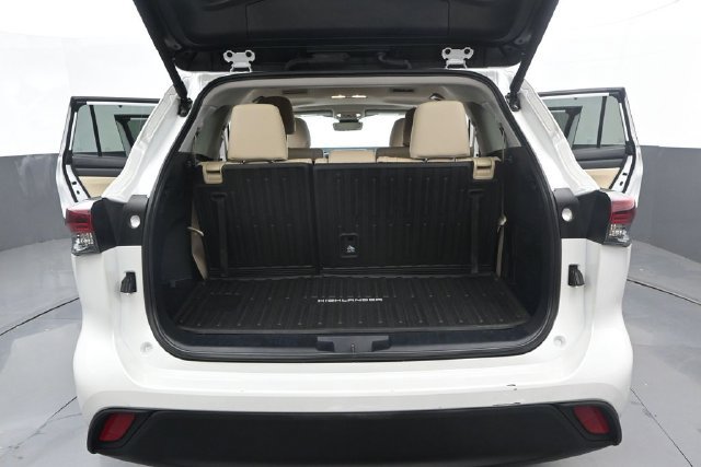Used 2024 Toyota Highlander XLE AWD/4WD image 17