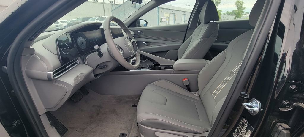 Used 2025 Hyundai Elantra SEL FWD image 11