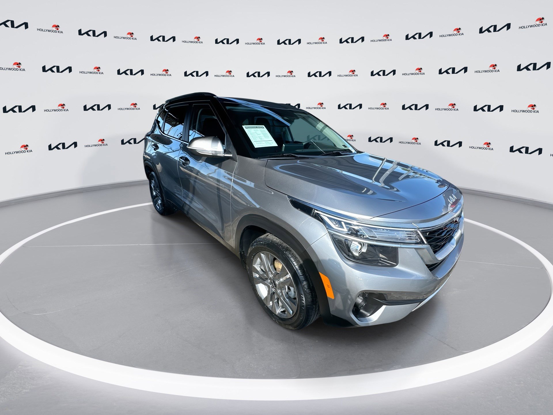 Used 2023 Kia Seltos S w/ Navigation Package image 2