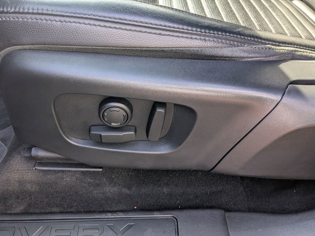 Used 2020 Land Rover Discovery Sport SE image 19