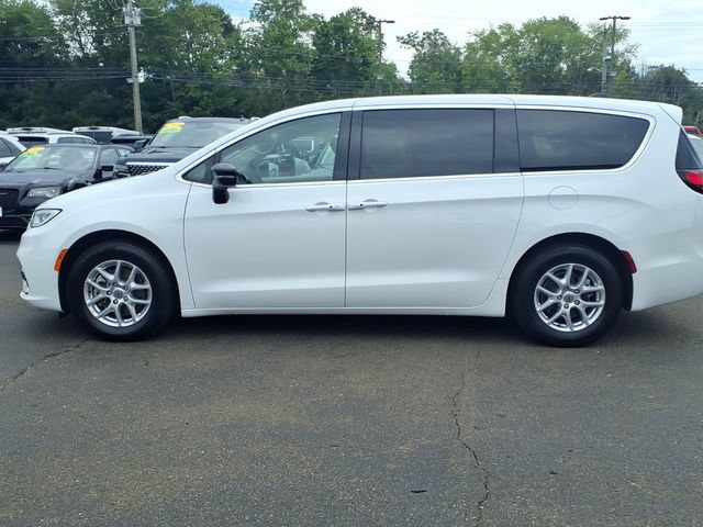 Certified 2024 Chrysler Pacifica Touring-L FWD image 9