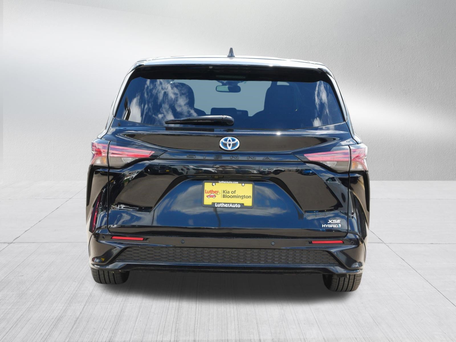 Used 2021 Toyota Sienna XSE FWD image 6