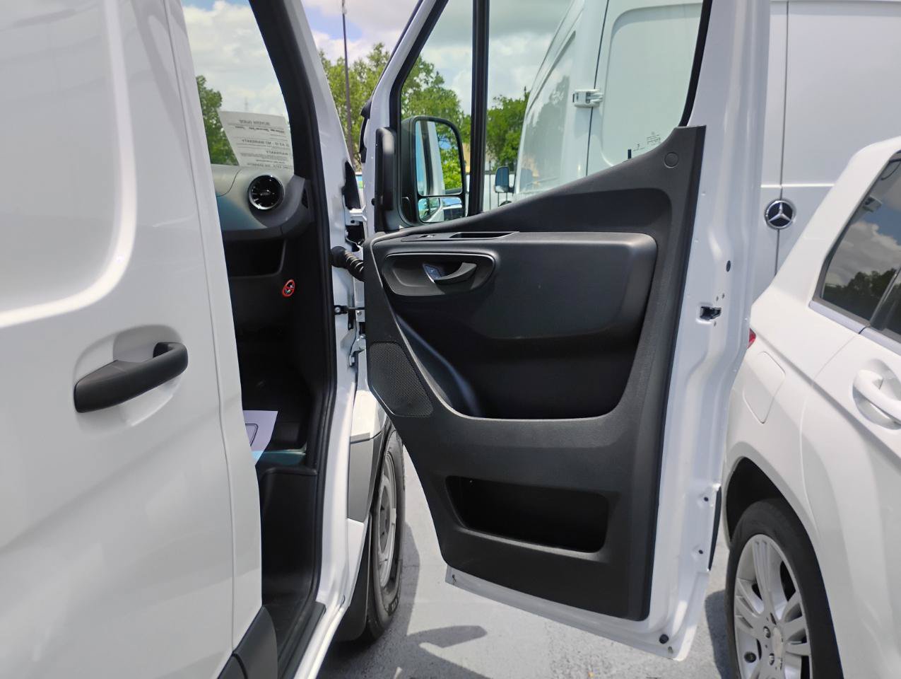 Used 2025 Mercedes-Benz Sprinter 2500 image 11