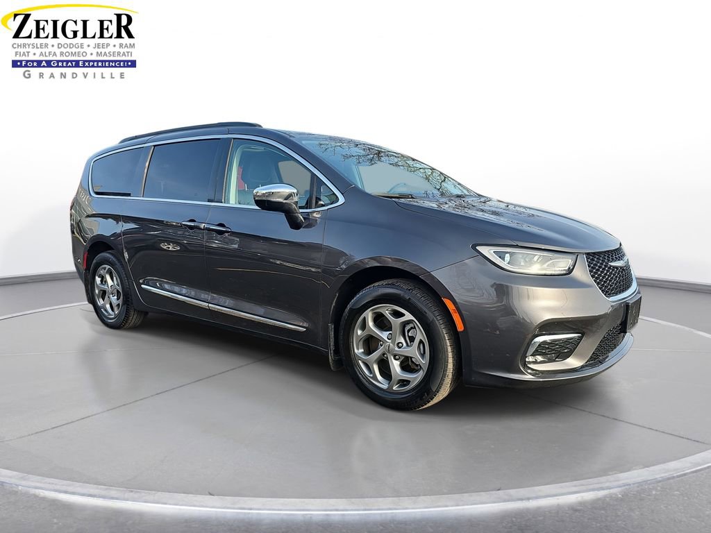 Used 2023 Chrysler Pacifica Limited w/ Uconnect Theater Family Group image 3