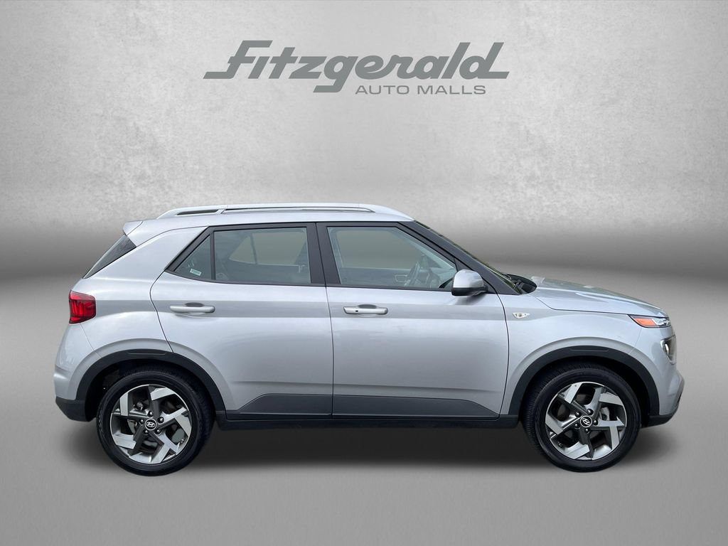 Used 2025 Hyundai Venue SEL FWD image 3