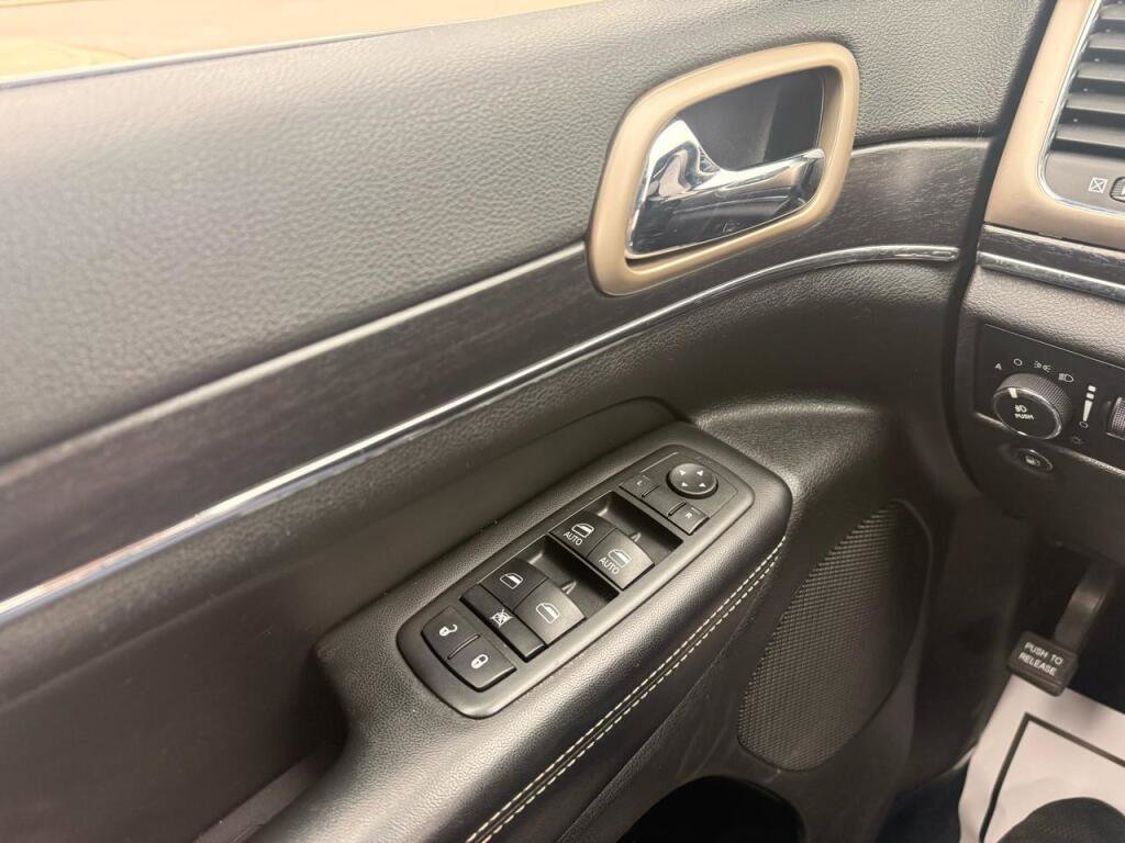 Used 2014 Jeep Grand Cherokee Limited w/ Trailer Tow Group IV image 17