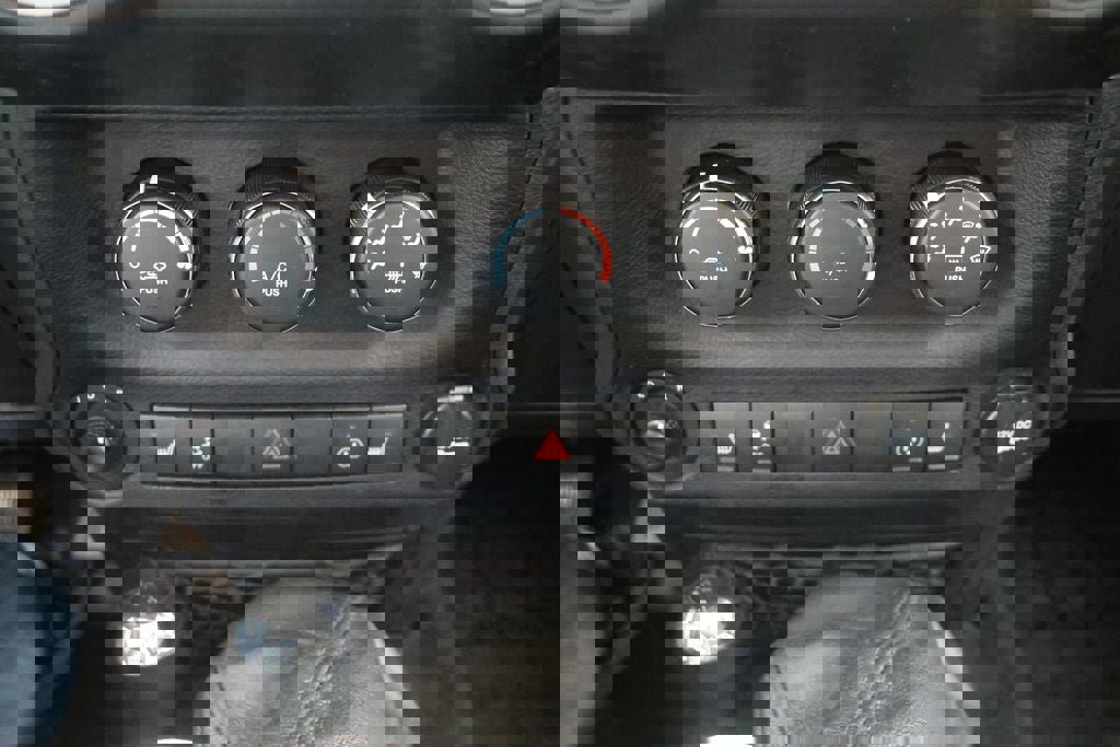 Used 2017 Jeep Wrangler Unlimited Rubicon w/ Dual Top Group image 27