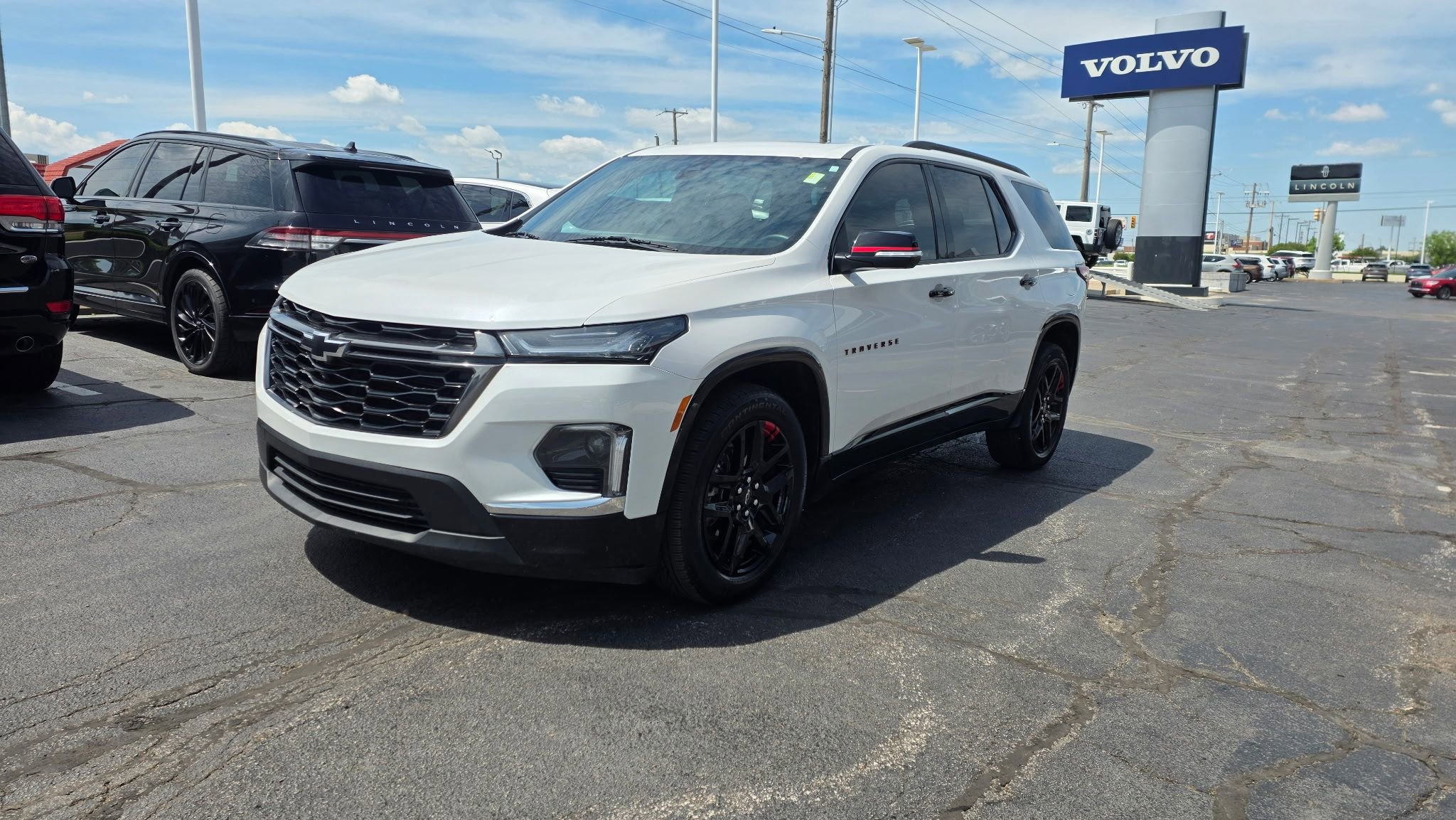 Used 2023 Chevrolet Traverse Premier w/ Redline Edition FWD image 1