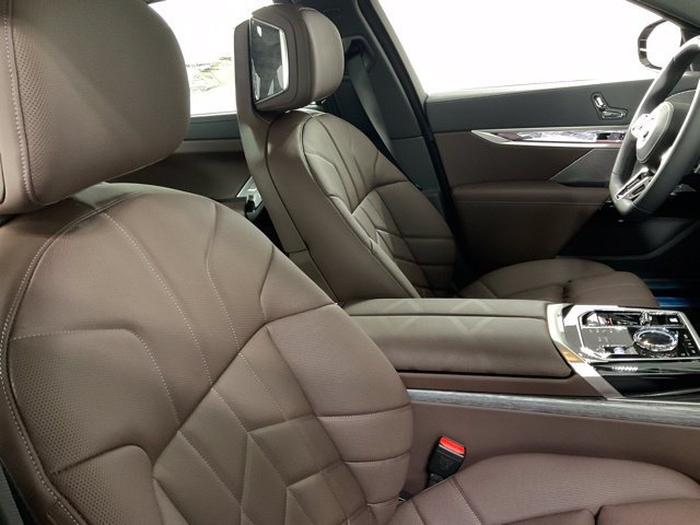 Used 2025 BMW 750e xDrive AWD/4WD image 39