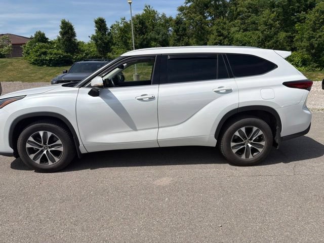 Used 2022 Toyota Highlander XLE AWD/4WD image 12