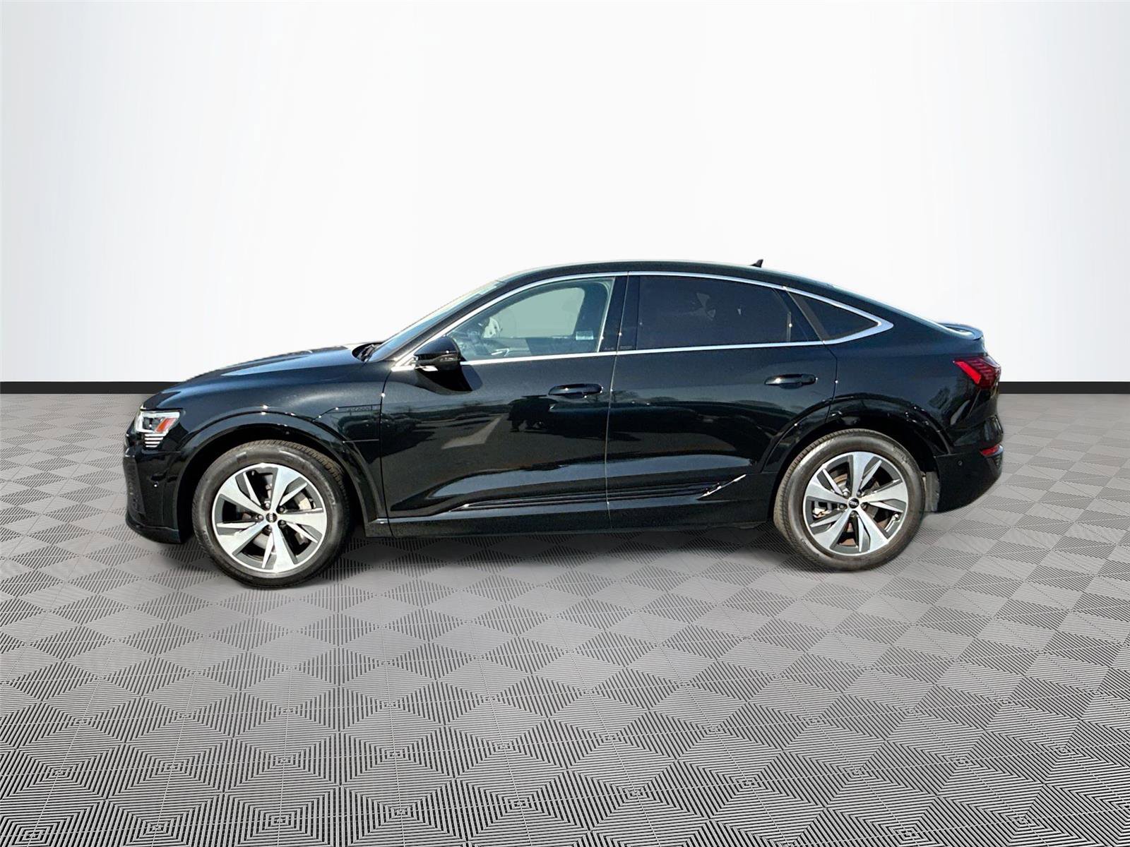 Certified 2024 Audi Q8 e-tron Premium Plus w/ Premium Plus Package AWD/4WD image 4