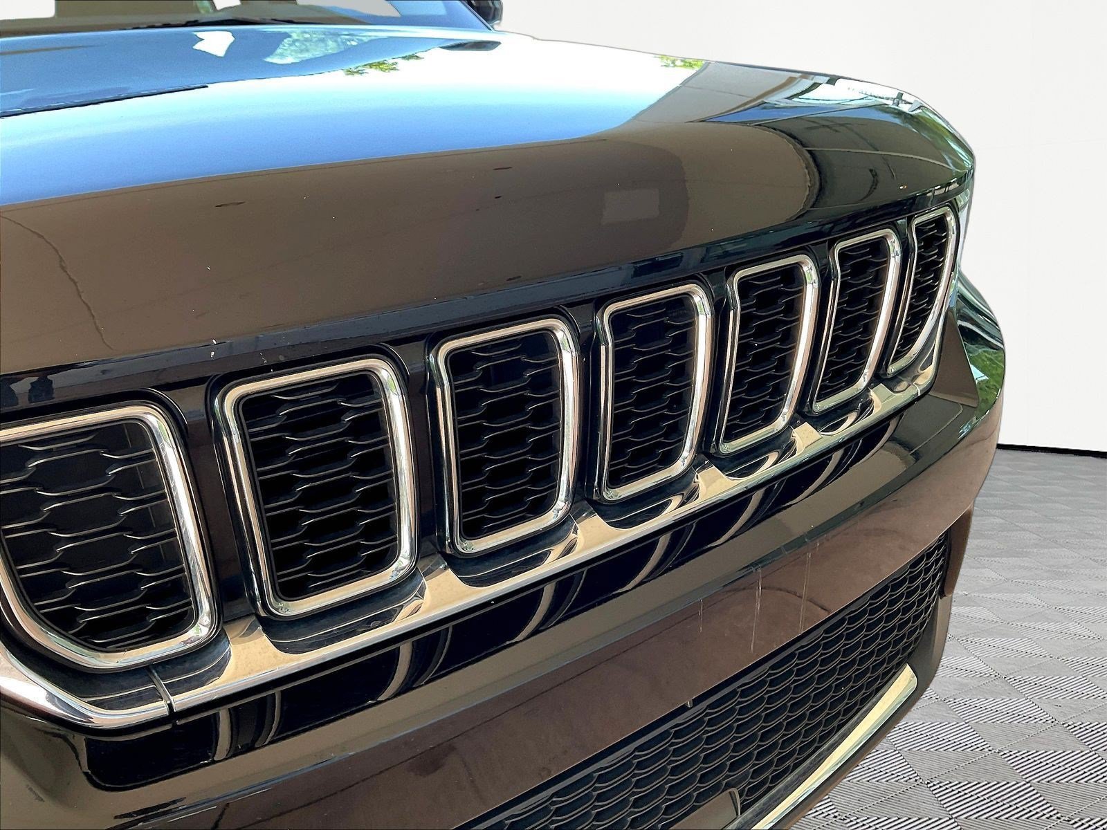 Used 2023 Jeep Grand Cherokee Limited AWD/4WD image 30