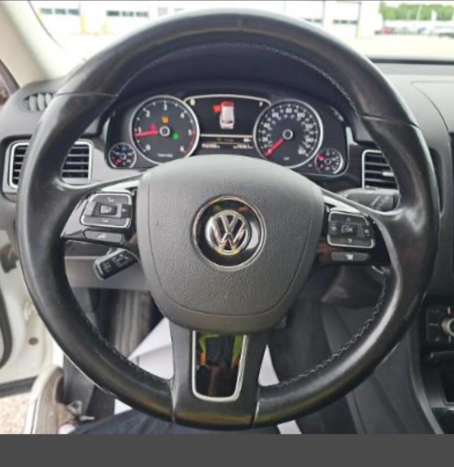 Used 2016 Volkswagen Touareg Sport AWD/4WD image 10