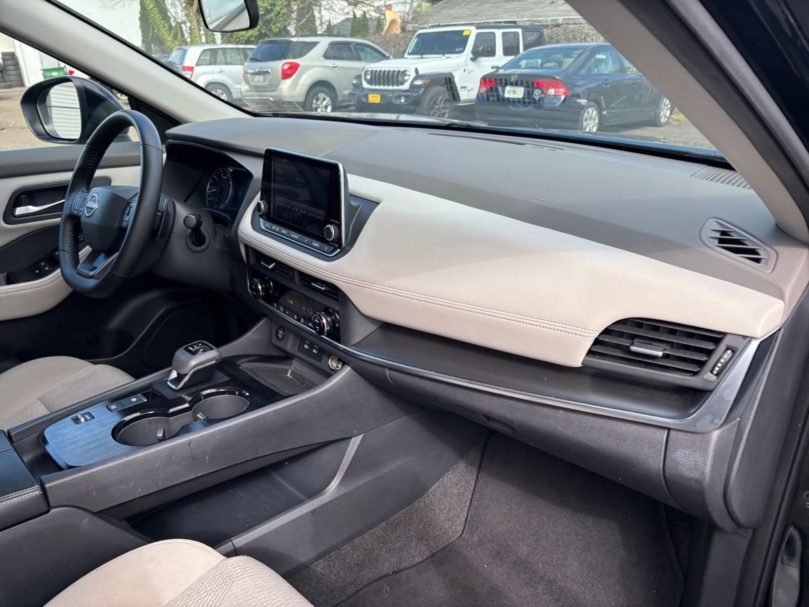 Used 2025 Nissan Rogue SV FWD image 37
