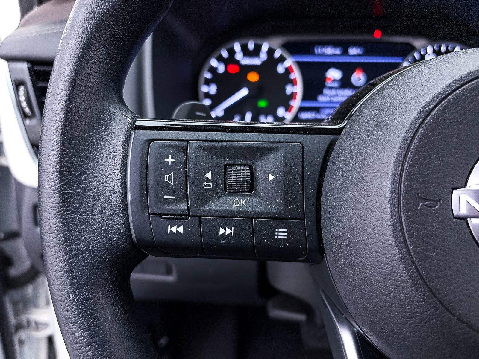 Used 2023 Nissan Rogue SV FWD image 29