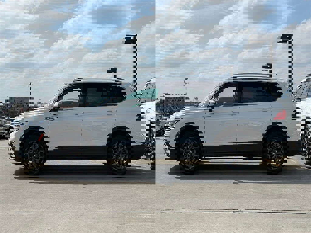 Used 2022 Volkswagen Tiguan SE image 8