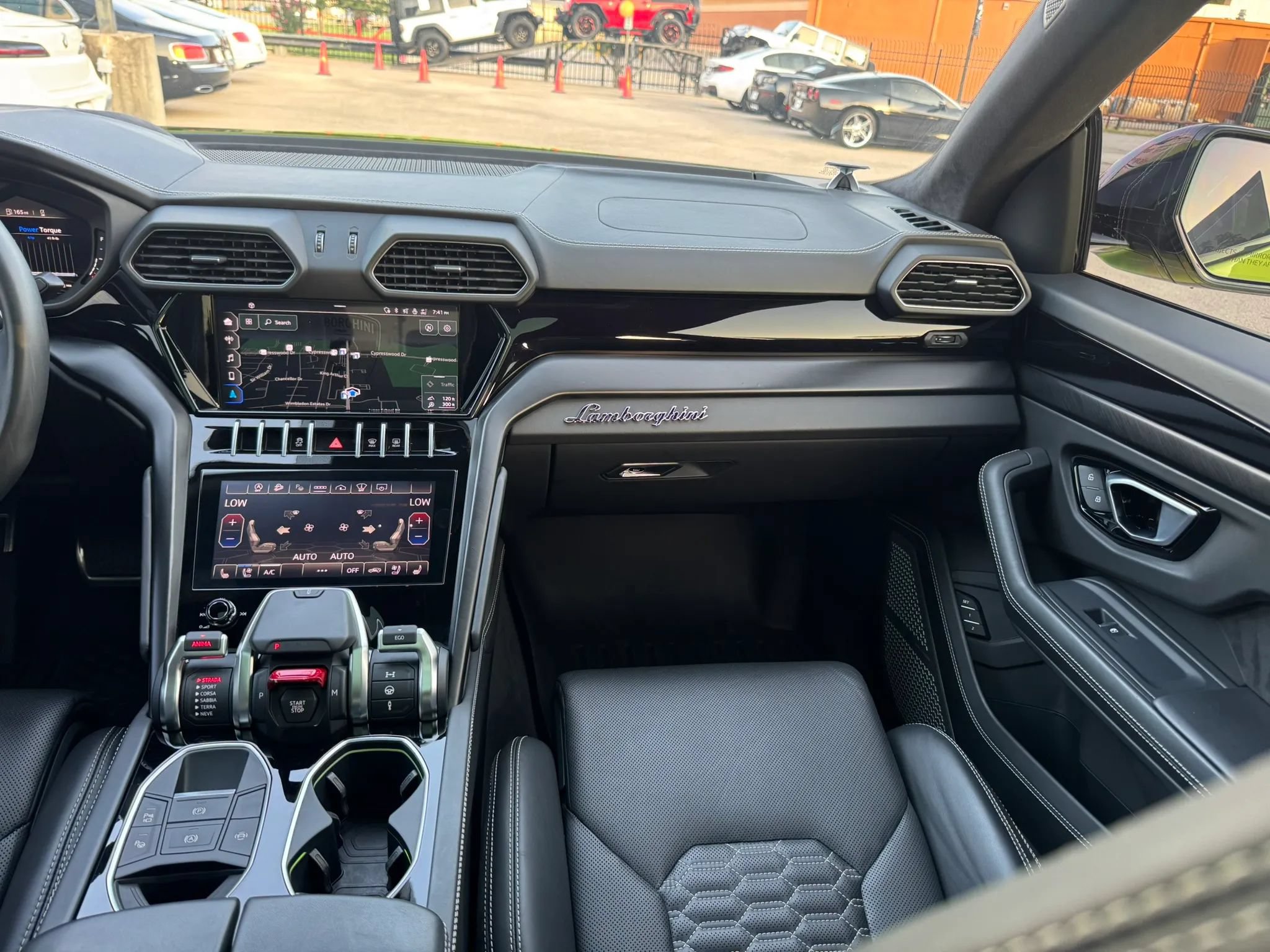 Used 2022 Lamborghini Urus AWD/4WD image 37
