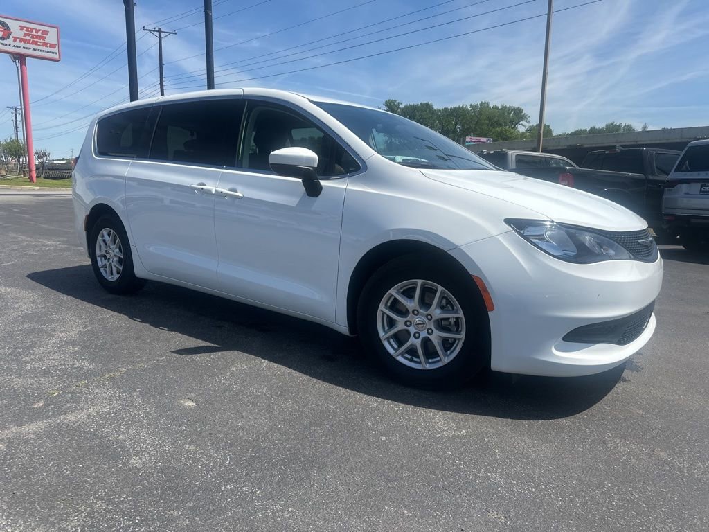 Used 2022 Chrysler Voyager LX image 2