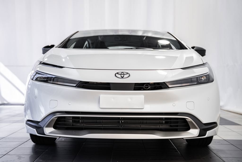 Used 2024 Toyota Prius Prime SE image 2
