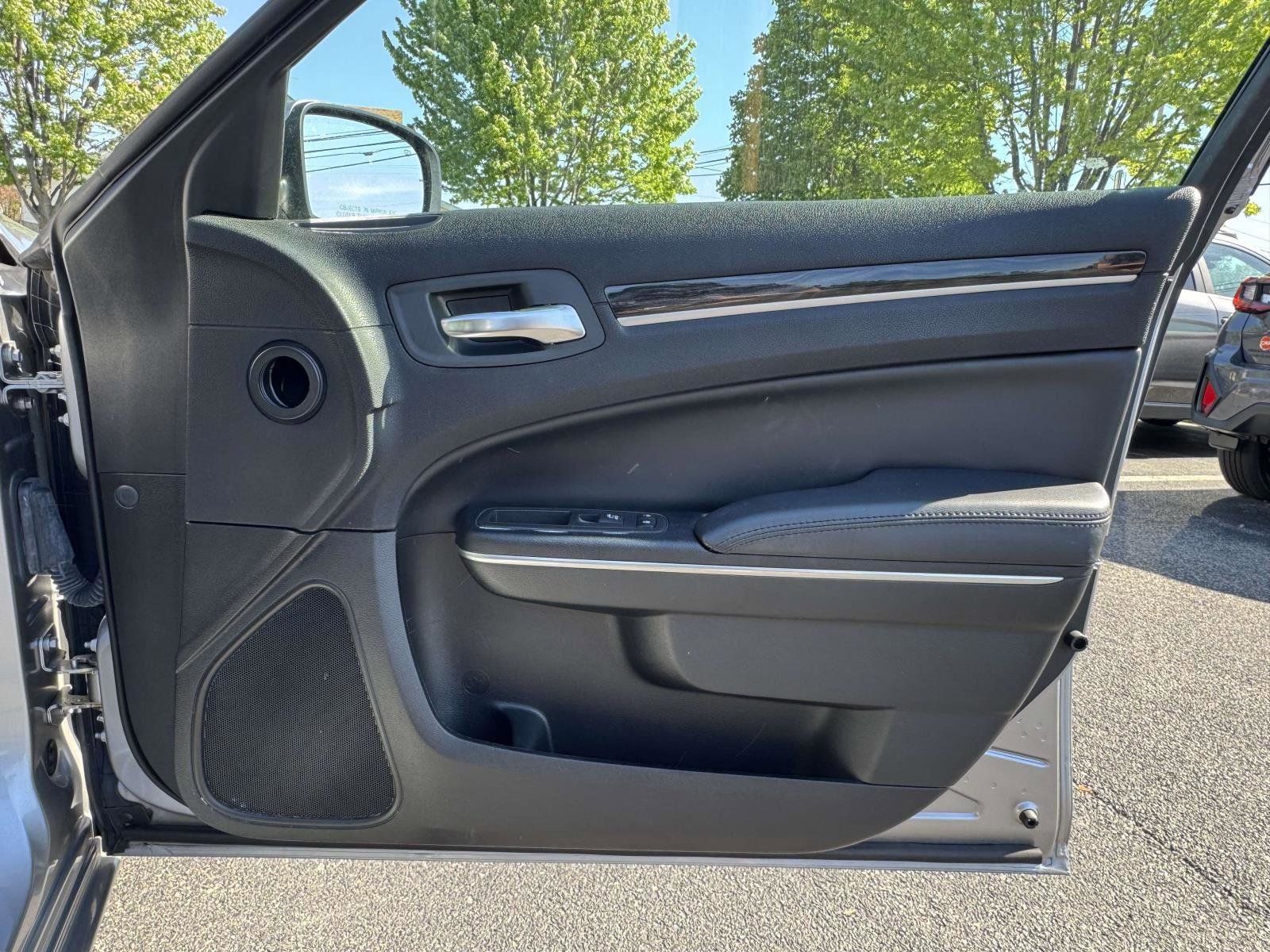 Used 2016 Chrysler 300 Limited RWD image 8