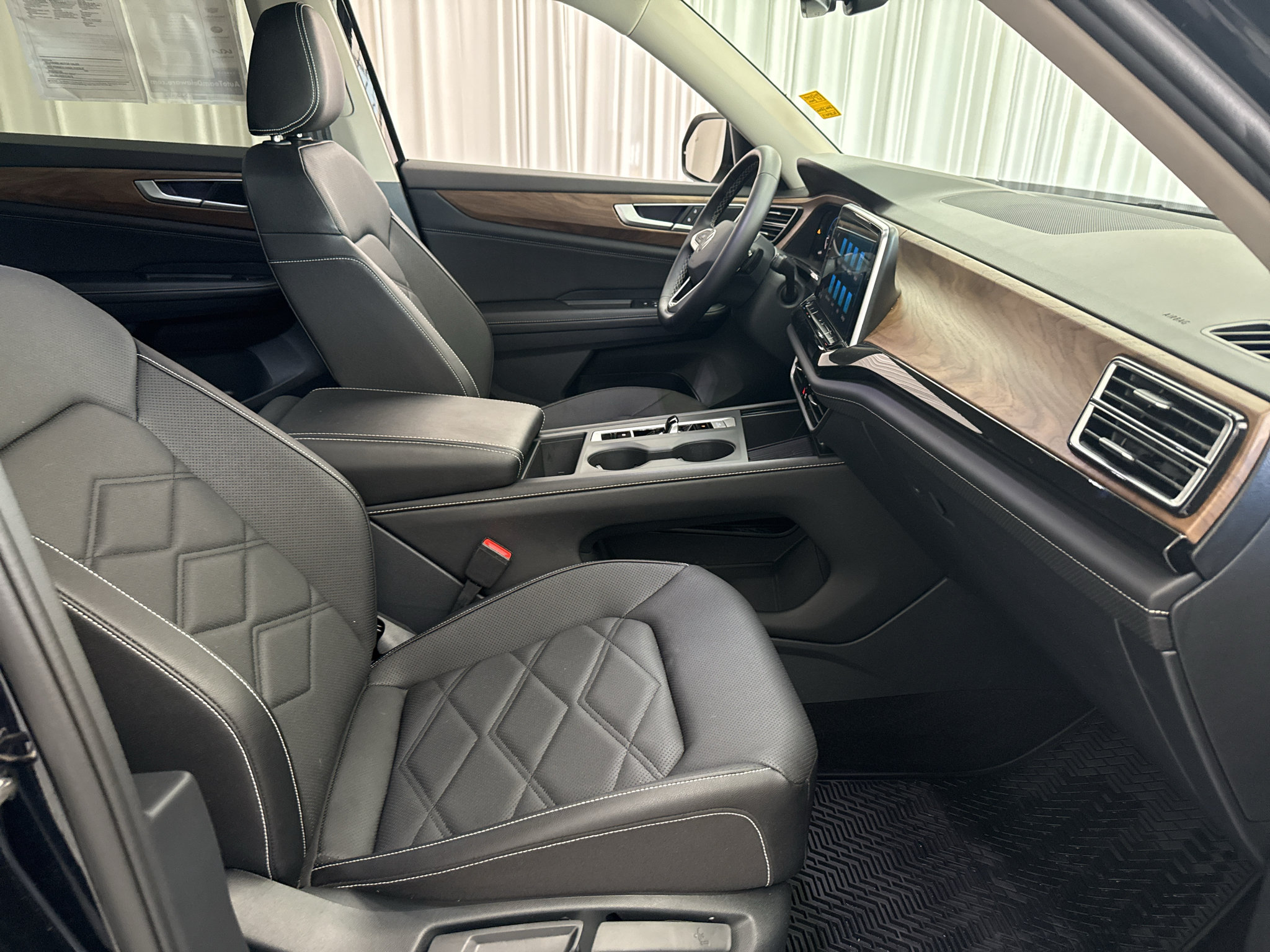 Used 2025 Volkswagen Atlas SE AWD/4WD image 29