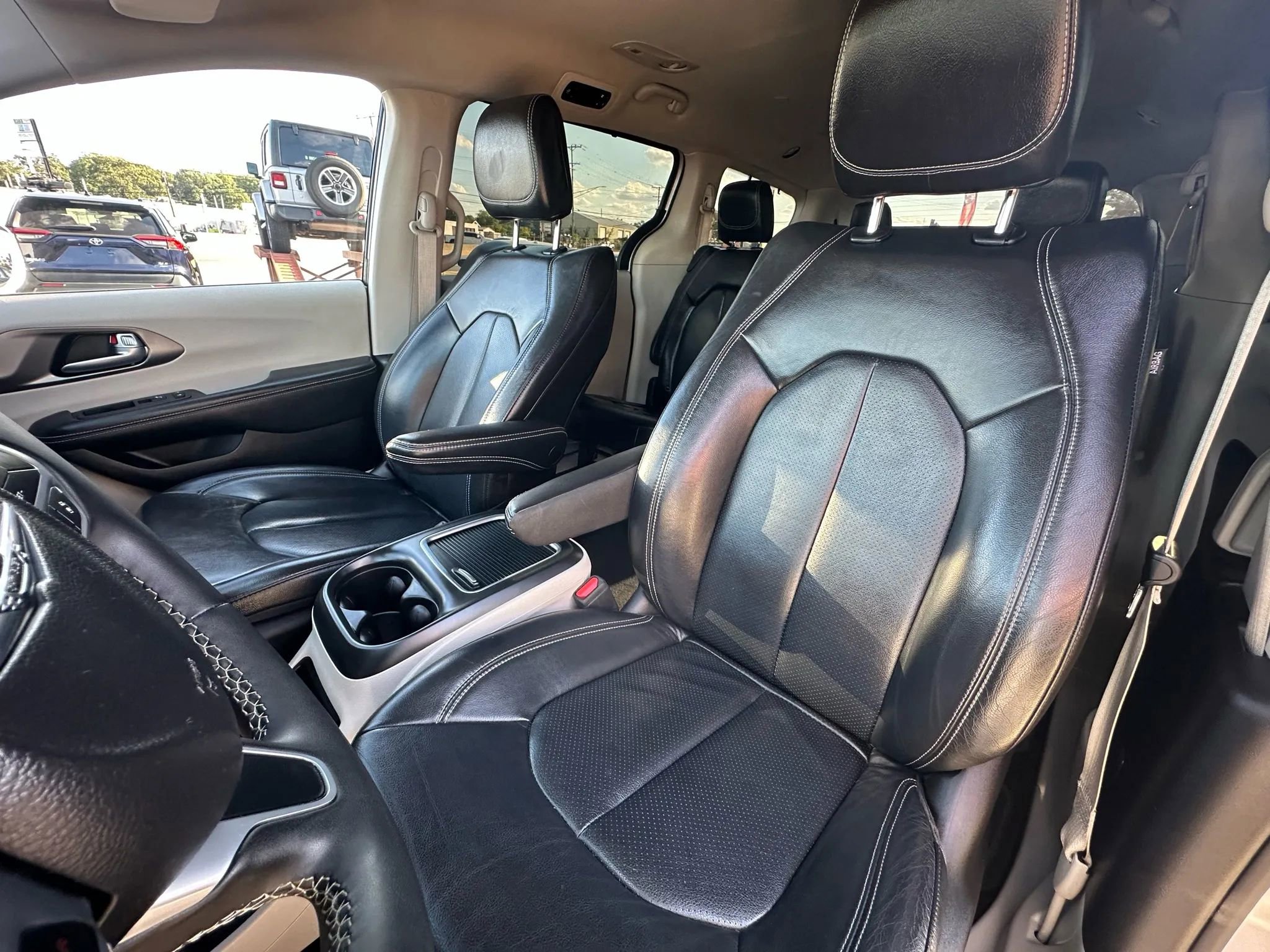 Used 2022 Chrysler Pacifica Touring-L image 19