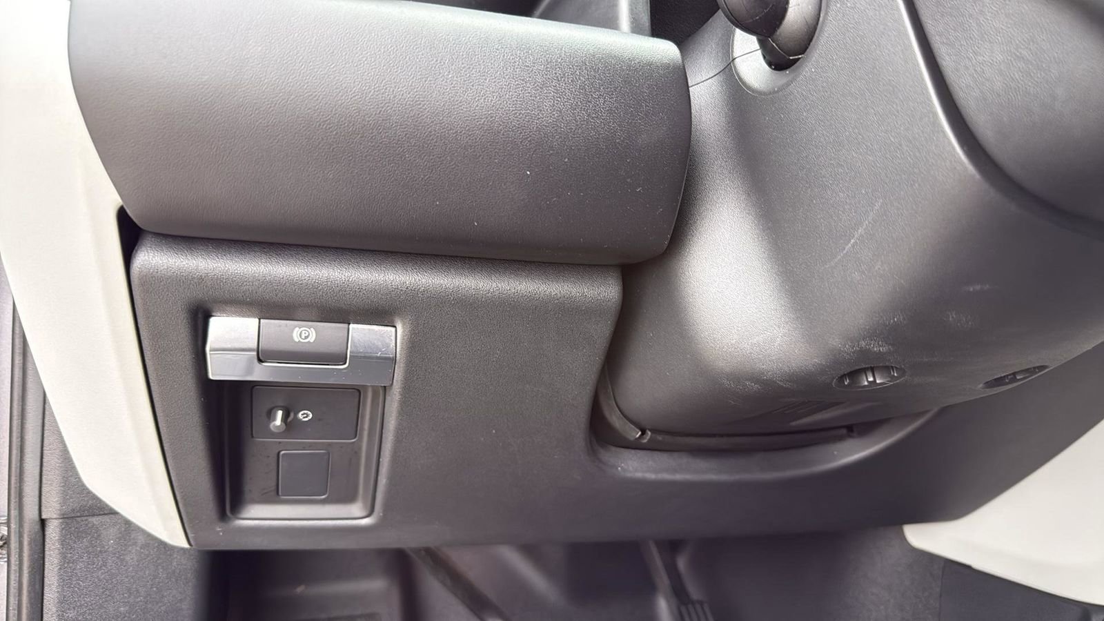 Used 2020 Land Rover Defender 110 First Edition image 17