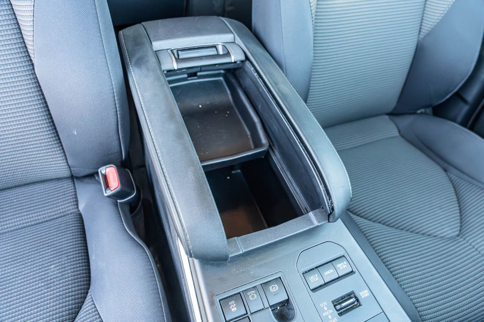 Used 2024 Toyota Highlander LE image 11