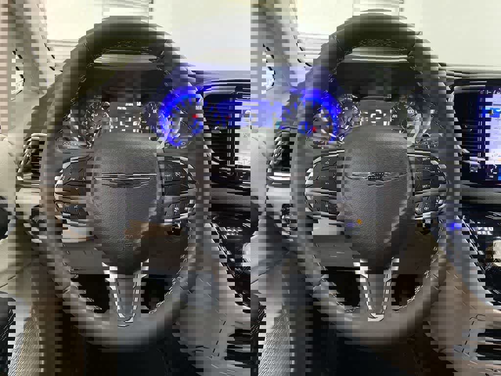 Used 2024 Chrysler Pacifica Touring-L image 19