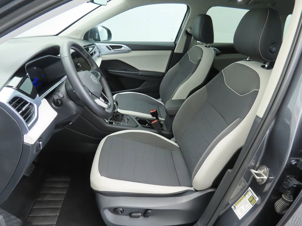 Used 2025 Volkswagen Taos SE w/ Panoramic Sunroof Package image 19