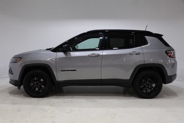 Used 2024 Jeep Compass Latitude w/ Convenience Group AWD/4WD image 4