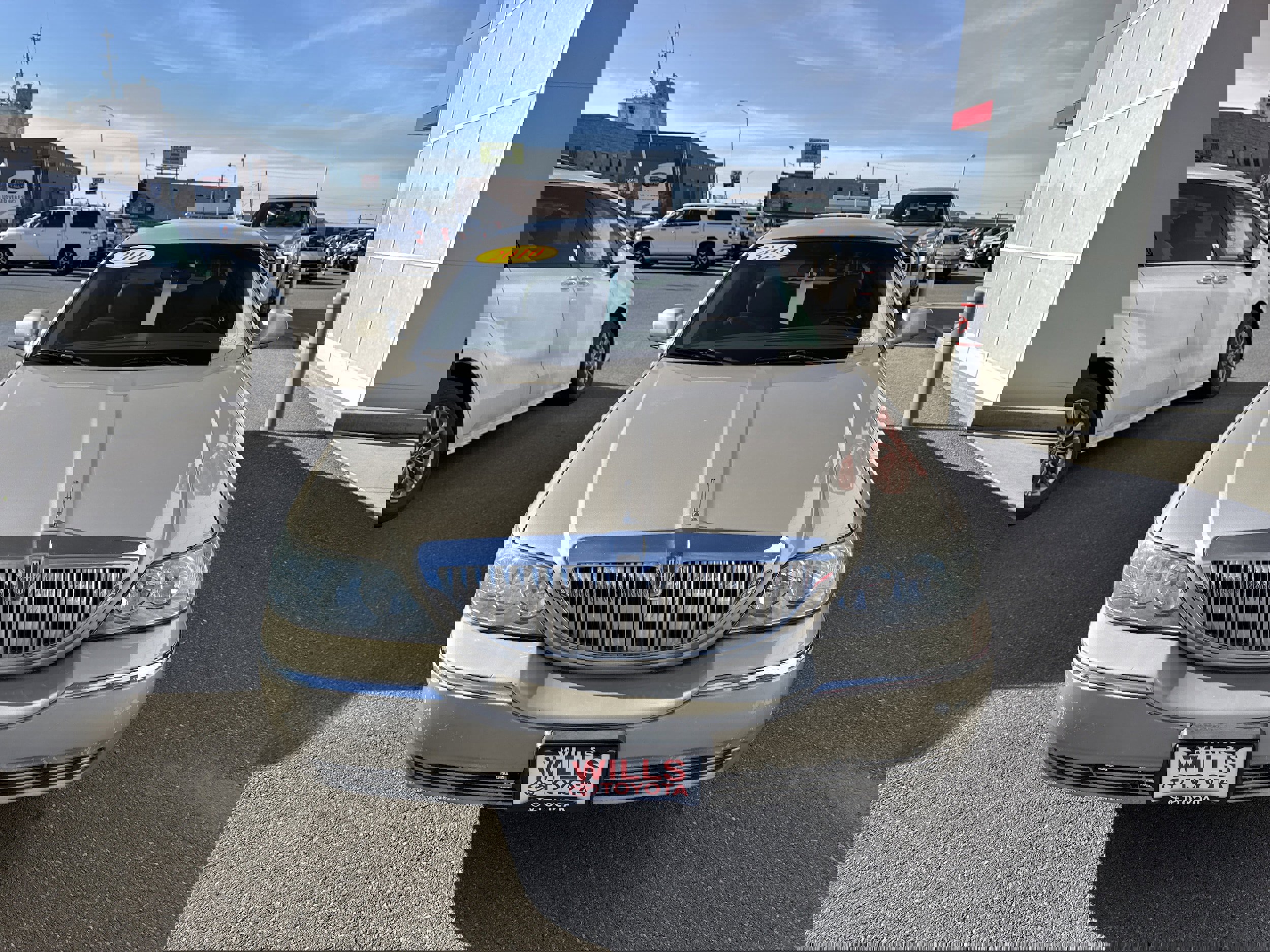 Used 2010 Lincoln Town Car Signature Limited image 5