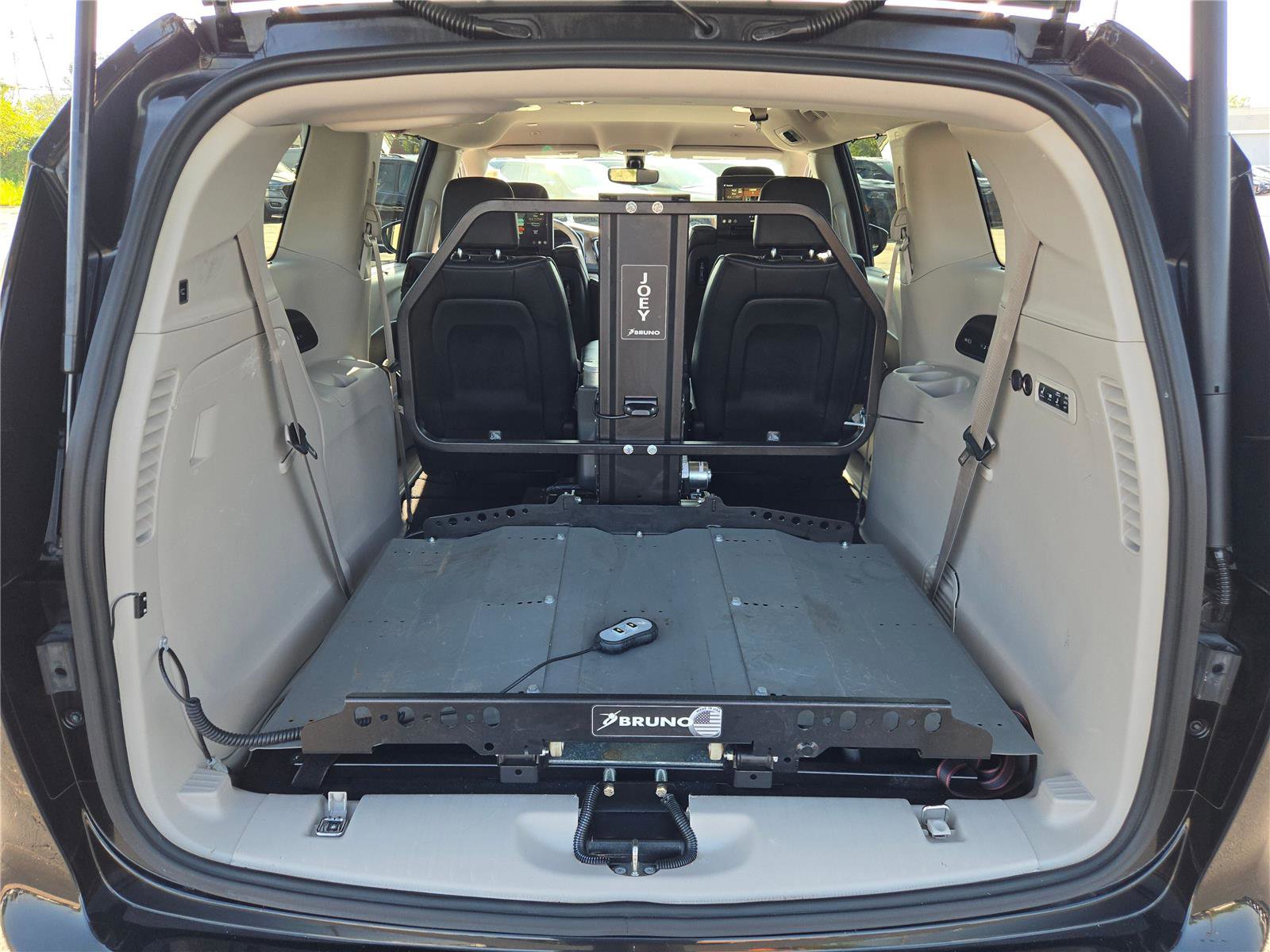 Certified 2018 Chrysler Pacifica Limited image 21